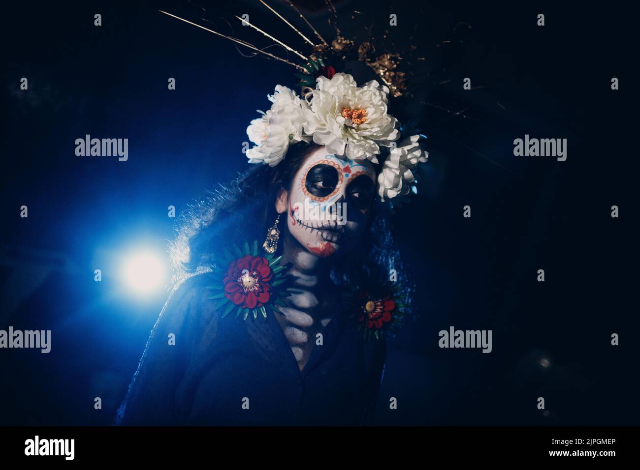 Femme avec crâne mexicain maquillage halloween sur le visage.Jour des morts alias Dia de los Muertos et halloween concept. Banque D'Images