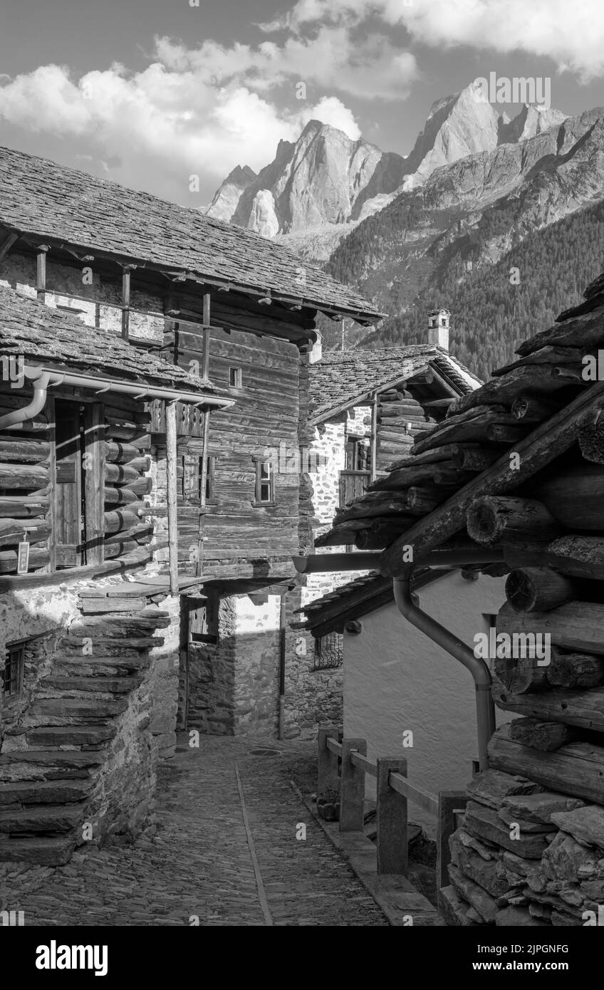 Le village de Soglio et les pics de Piz Badile et Pizzo Cengalo dans la chaîne de Bregaglia - Suisse. Banque D'Images