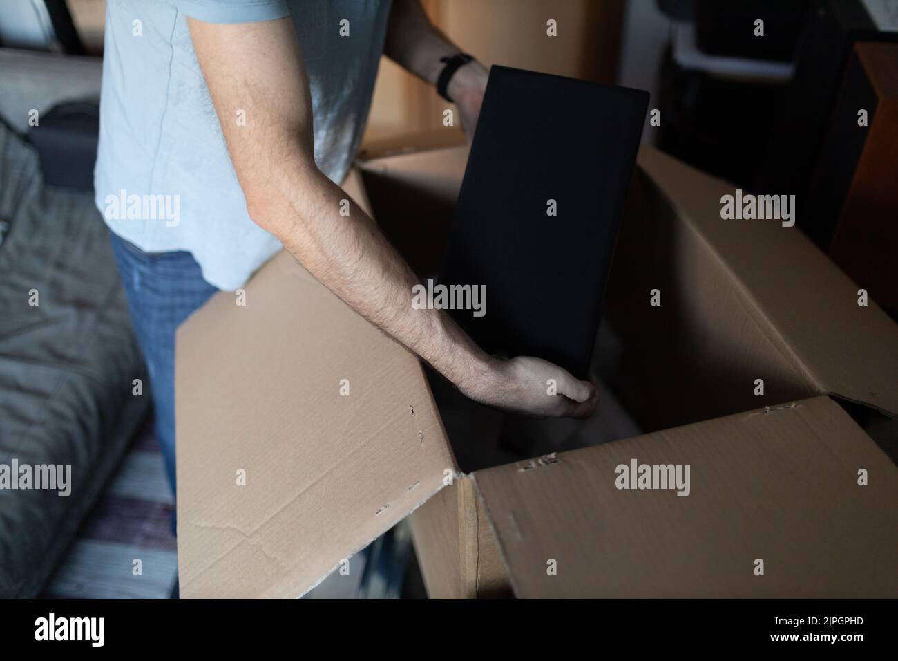 Adulte homme petite entreprise propriétaire emballage boîte emballage expédition au client.Haut-parleur d'emballage en ligne d'entrepreneur dans une boîte pour livraison à la maison. Banque D'Images