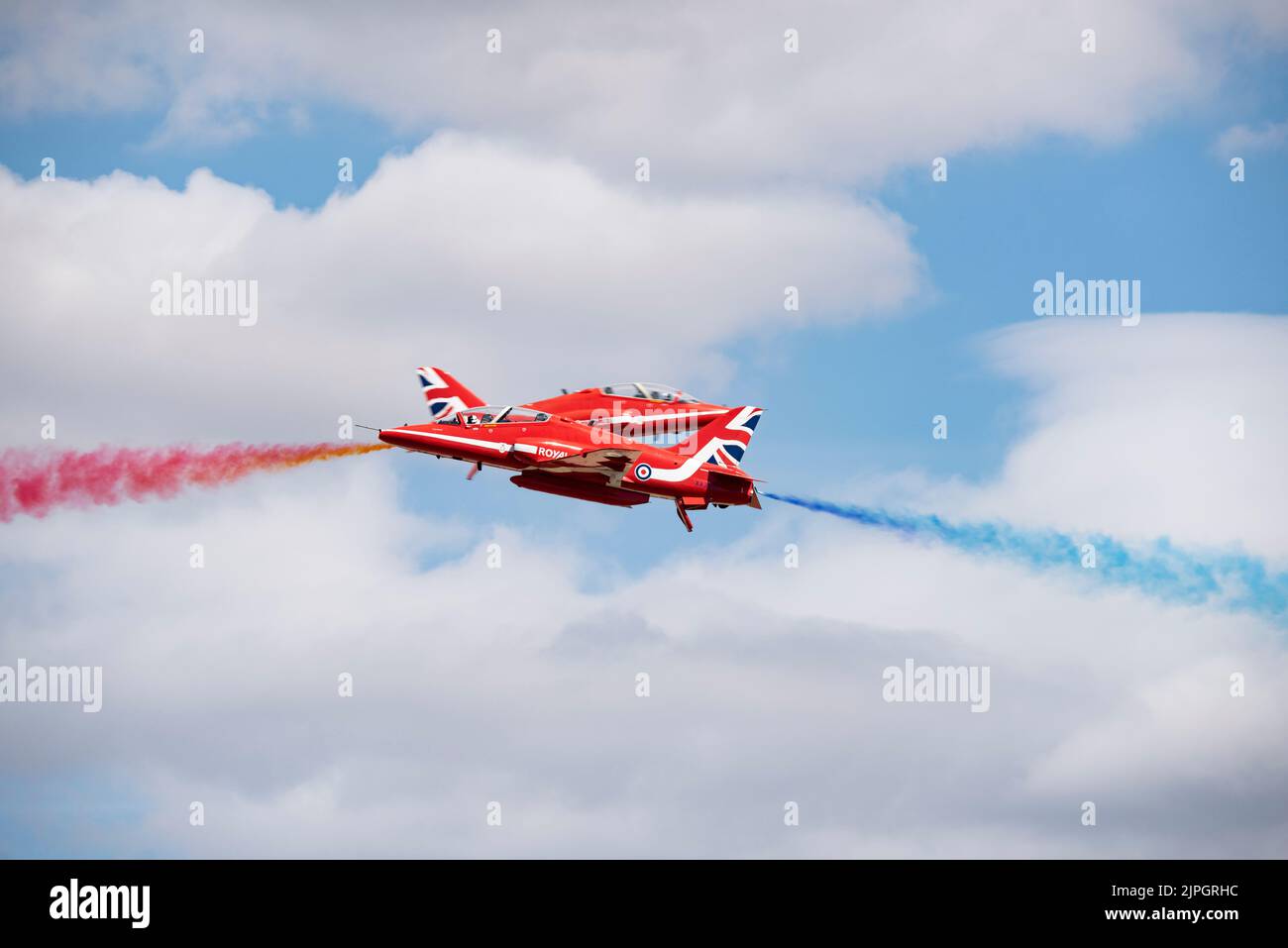 Deux entraîneurs de jet militaire Hawk de la RAF Red Arrows Display Team effectuent une croix audacieuse sur la manouvre lors de leur exposition à la RIAT Banque D'Images