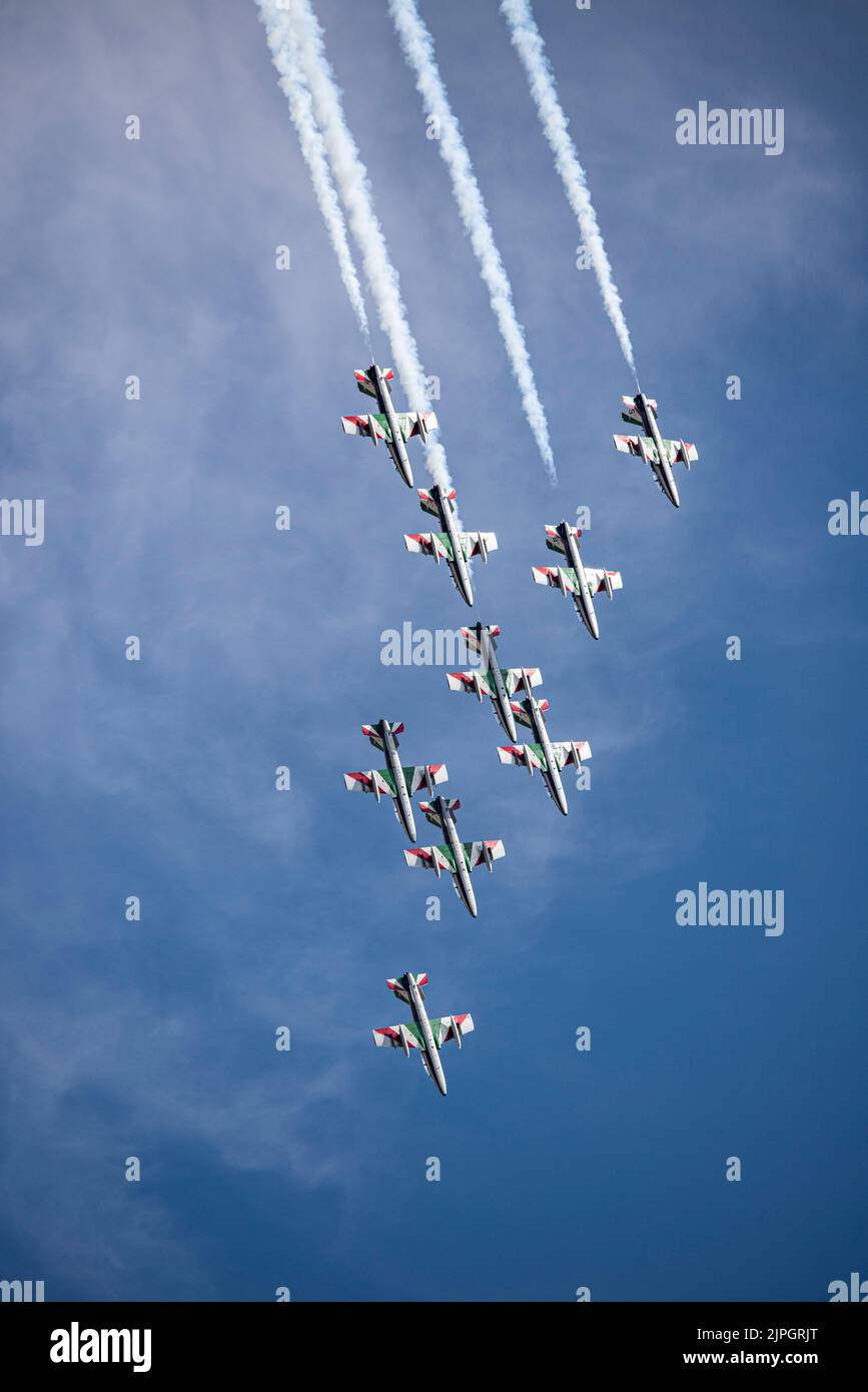 L'équipe d'exposition aéronautique nationale de la Force aérienne italienne la Frecce Tricolori a présenté un superbe spectacle de vol à la RAF Fairford pendant la RIAT Banque D'Images