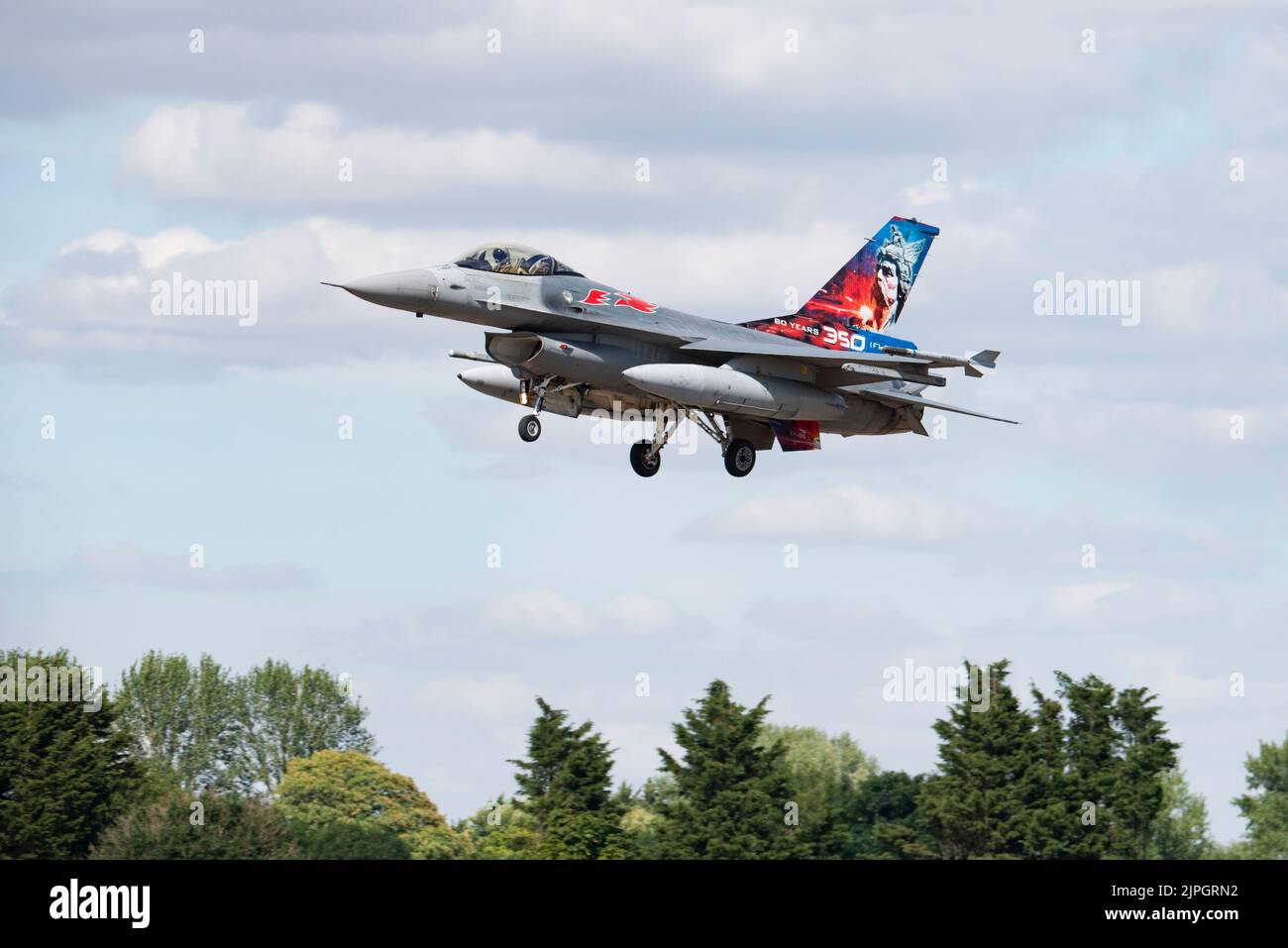 350th Escadron général dynamique F-16 Faucon militaire Fighter Jet arrive à la RAF Fairford à Gloucestershire pour participer au RIAT Banque D'Images