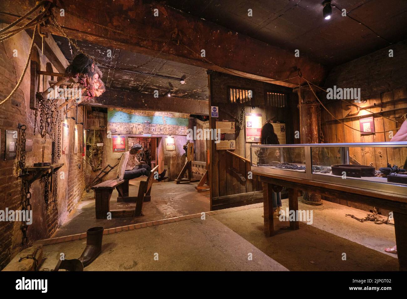 Vue sur certaines galeries avec diverses expositions. Au musée de la prison de Clink, Southbank Thames, Londres, Royaume-Uni. Banque D'Images