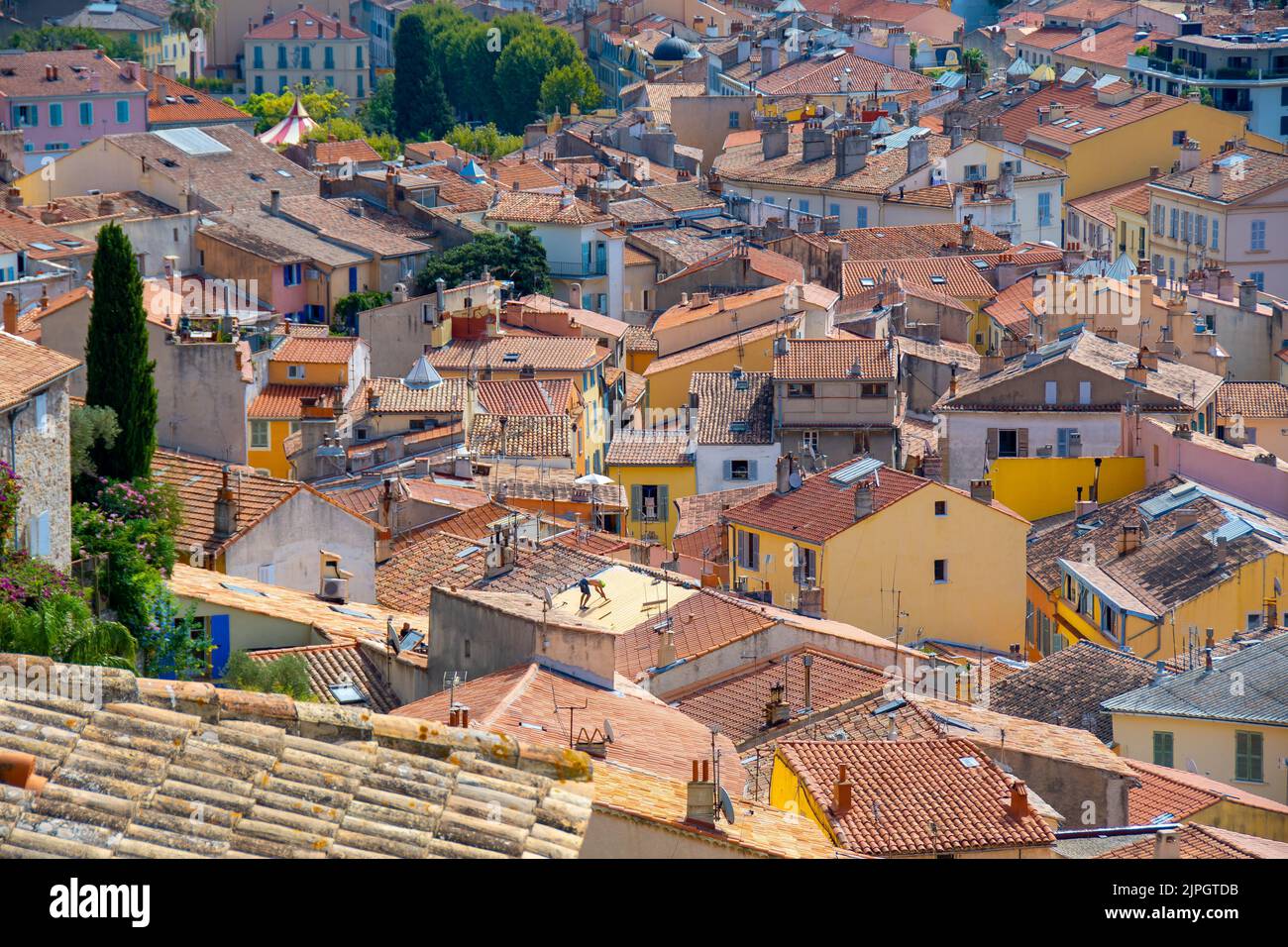 Vue aérienne sur les toits de tuiles et les façades colorées de la vieille ville d'Hyères, France Banque D'Images