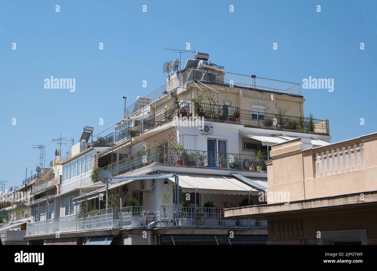 Appartements typiques dans le centre d'Athènes en été Banque D'Images