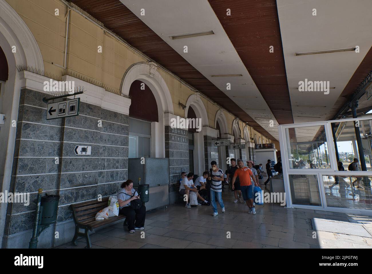 Plate-forme à la gare de Larissa à Athènes en été Banque D'Images