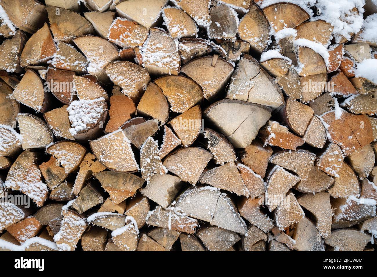 Pile de bois de chauffage haché en hiver Banque D'Images