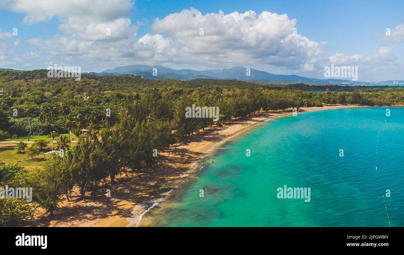 Vue panoramique sur la plage tropicale et les eaux turquoise Banque D'Images