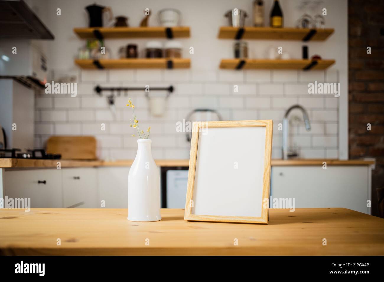 cadre vide sur table de cuisine moderne espace de maquette pour votre texte Banque D'Images cadre vide sur table de cuisine moderne espace de maquette pour votre texte Banque D'Images