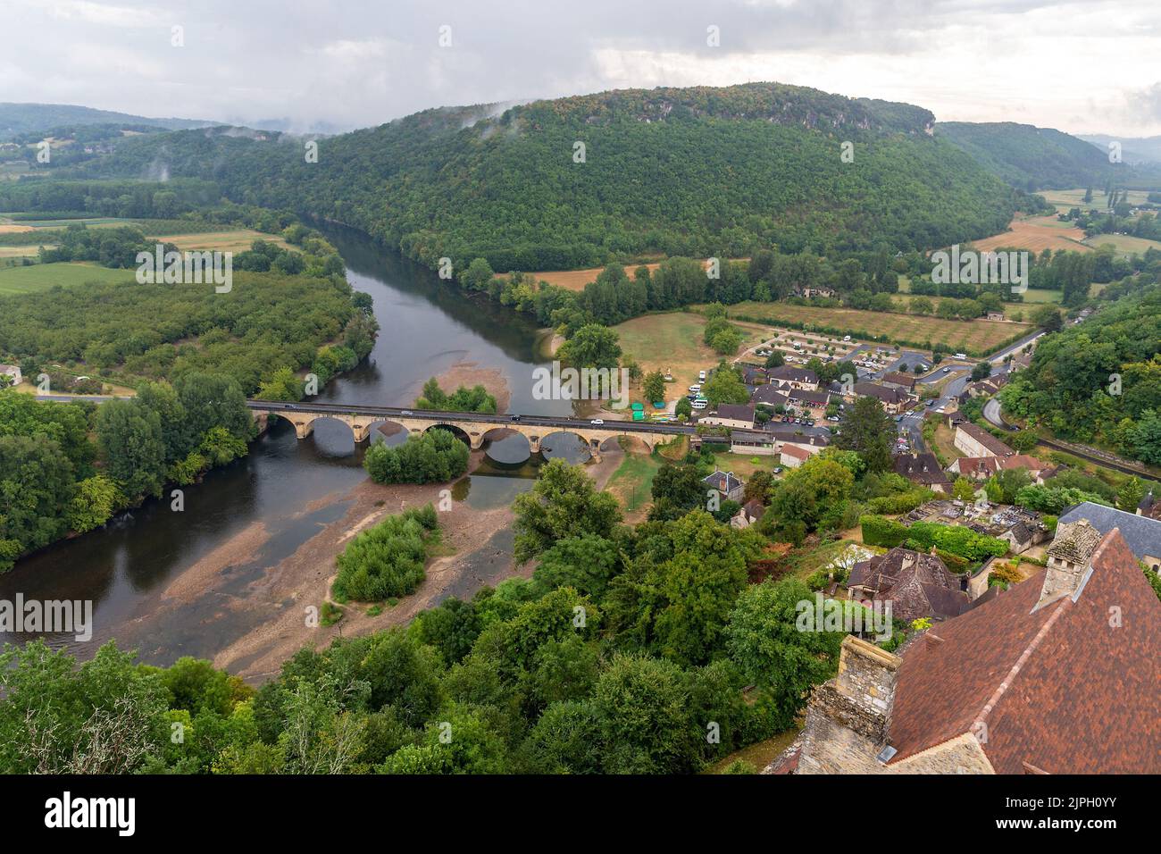 (C) Denis TRASFI / MAXPPP - à Castelnaud-la-Chapelle le 14-08-2022 - Château de Castelanud, musée de la guerre au mois âge - Paysage de la vallée de Banque D'Images