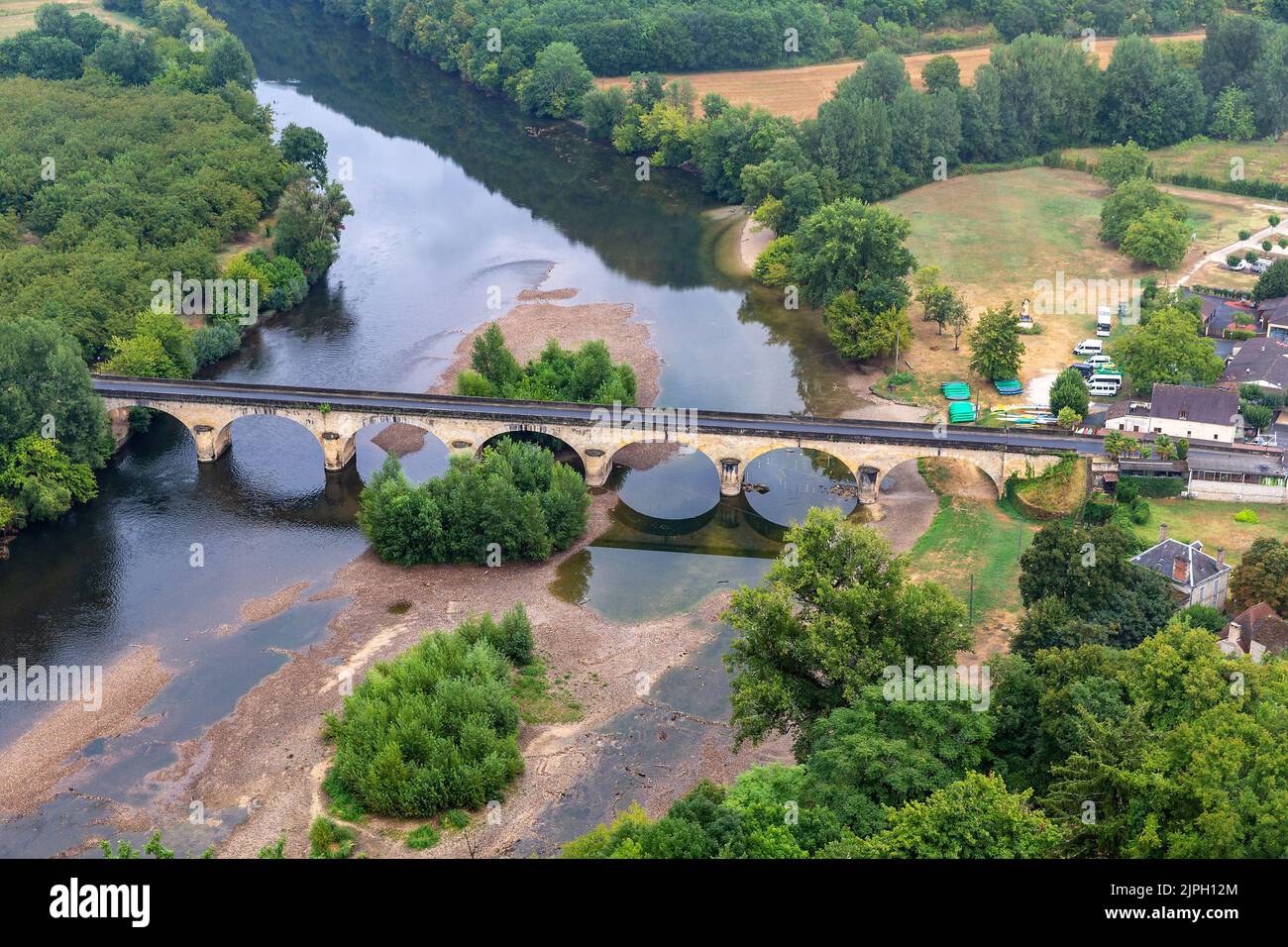 (C) Denis TRASFI / MAXPPP - à Castelnaud-la-Chapelle le 14-08-2022 - Château de Castelanud, musée de la guerre au mois âge - Paysage de la vallée de Banque D'Images