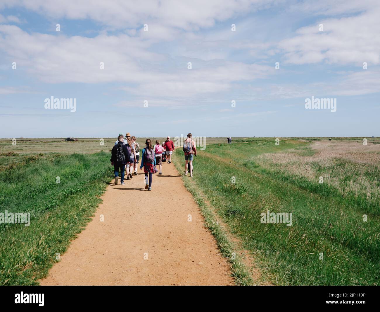 Randonnée pédestre le long de la route côtière de Norfolk en été à Blakeney Norfolk, Angleterre, Royaume-Uni Banque D'Images