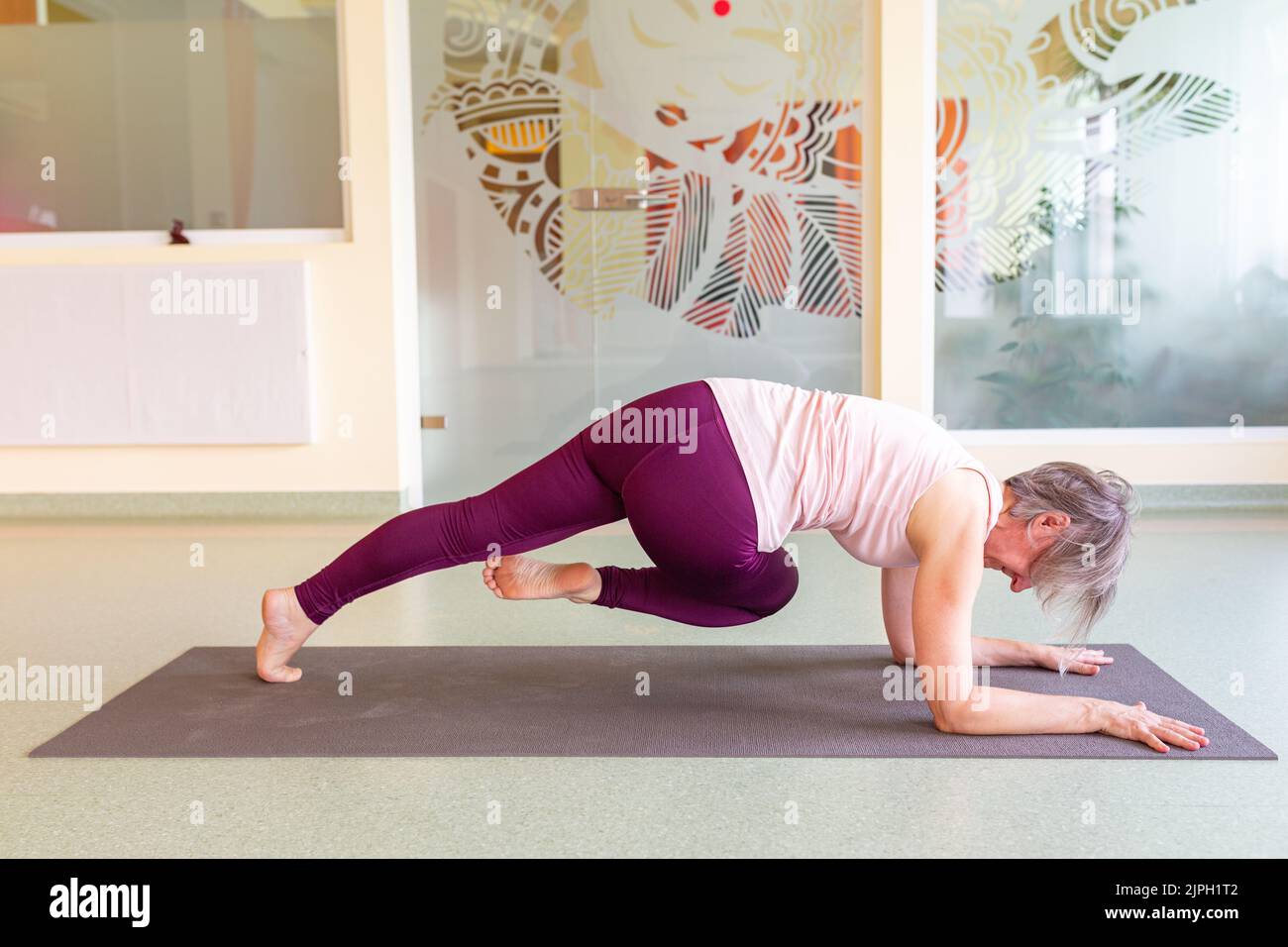 Développer la force de base en pratiquant des asanas de yoga Banque D'Images