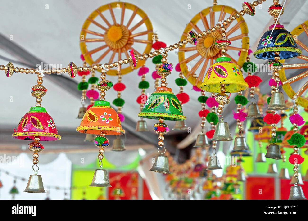 Cloches colorées avec ornements indiens nationaux pour les fêtes, les fêtes et les festivals. Banque D'Images