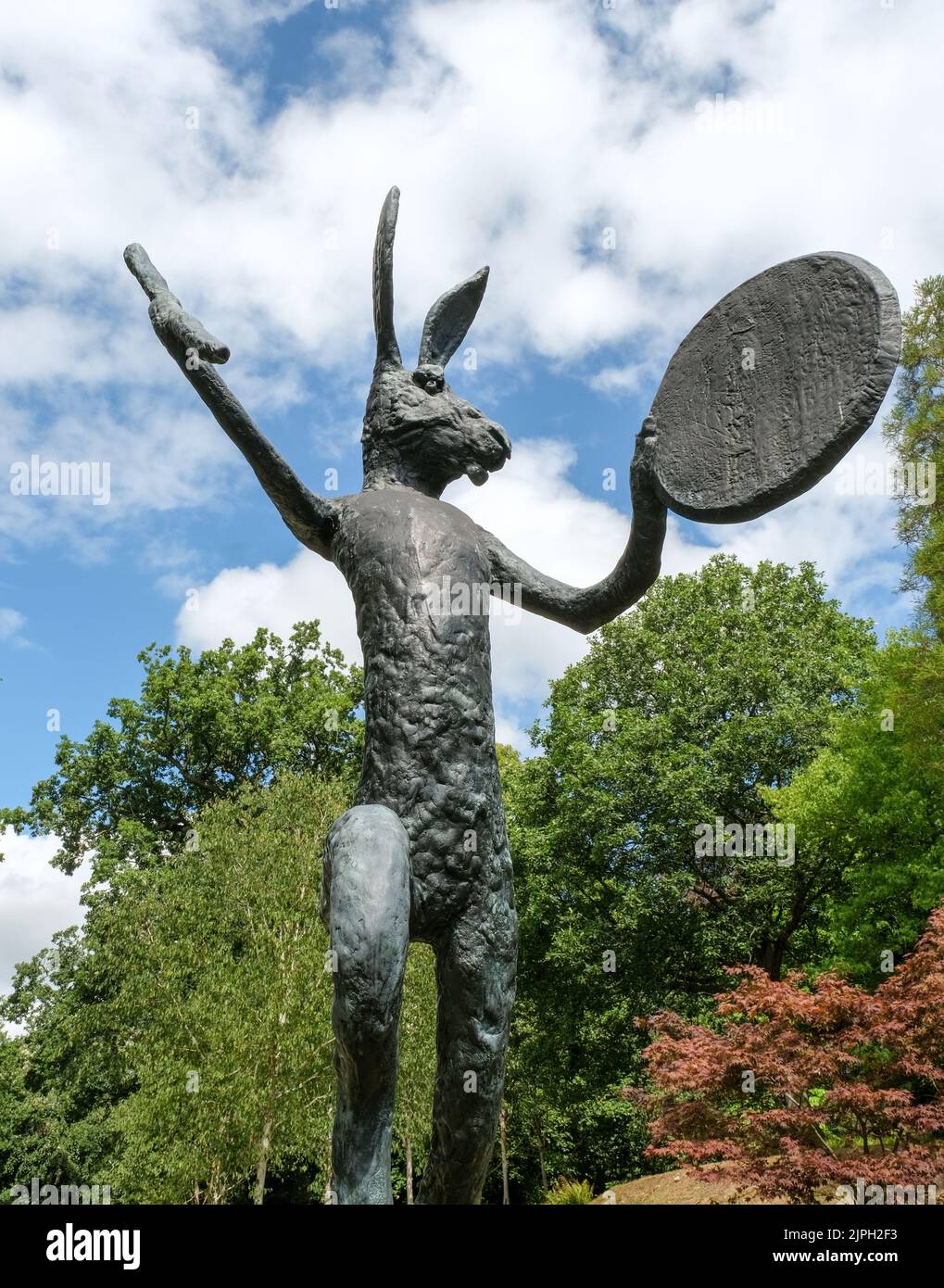 Une sculpture d'art se trouve dans le cadre paisible des jardins de Chatsworth House. Banque D'Images