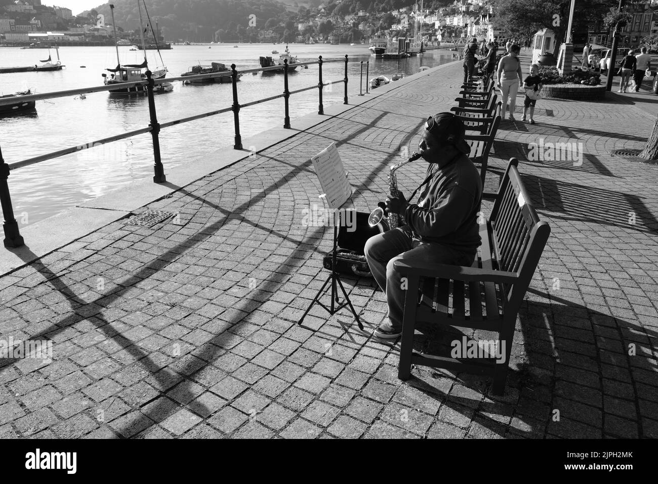 Busker Street musicien jouant du saxophone Dartmouth Devon Banque D'Images