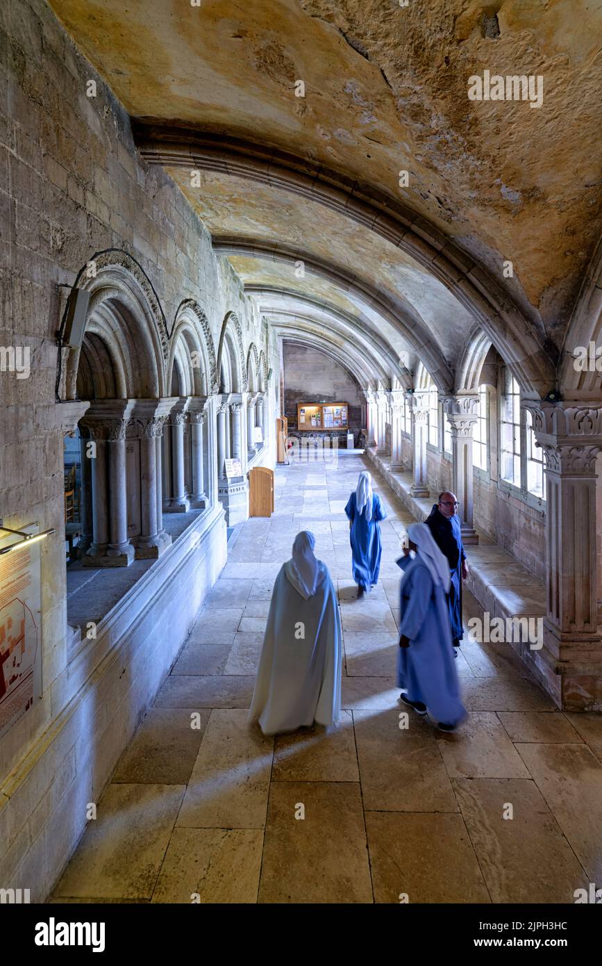 Abbaye de Vezelay. Bourgogne France. Nonnes dans le cloître Banque D'Images