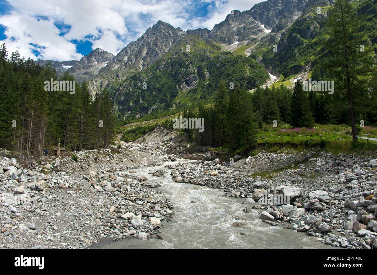 Le torrent de Kander avec des berges à cris dans la vallée du Garou, Kandersteg, Oberland bernois, canton de Berne, Suisse Banque D'Images