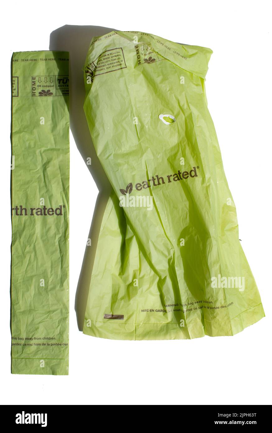 Alternative compostable aux sacs en plastique fabriqués à partir d'un mélange de PBAT et d'amidons végétaux Earth Rated Banque D'Images