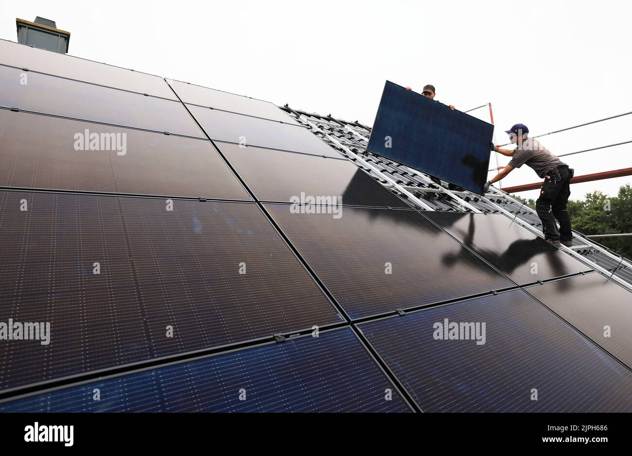 Nettersheim, Allemagne. 18th août 2022. Les ouvriers installent des panneaux solaires sur le toit d'un bâtiment résidentiel. Credit: Oliver Berg/dpa/Alay Live News Banque D'Images