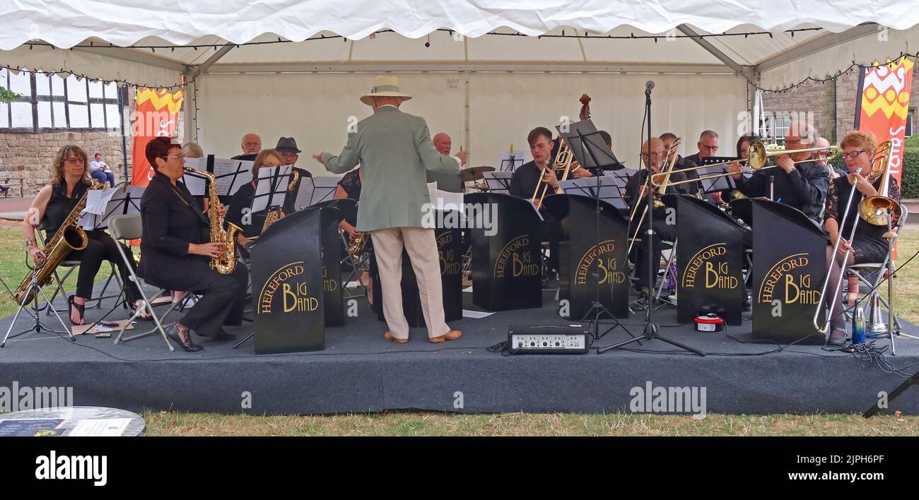 Chef d'orchestre et The Hereford Big Band, jouant en direct, au festival des trois chœurs 2022 Banque D'Images