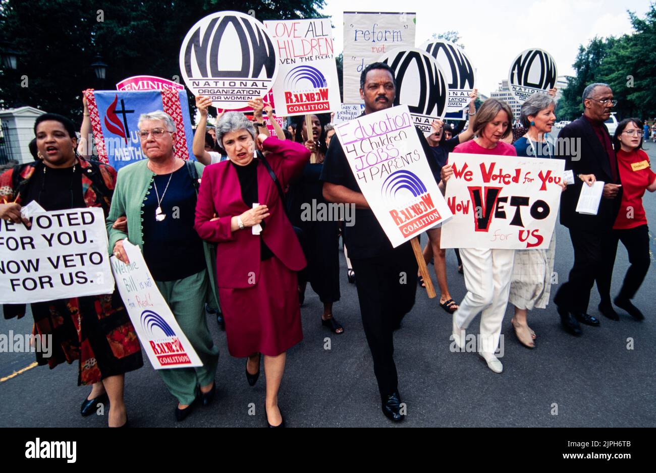 Le révérend Jesse Jackson, de la Coalition arc-en-ciel, centre, Jill Ireland of NOW, à droite, et Eleanor Smeal, de la majorité féministe, à gauche, ont mené une manifestation contre le plan républicain de réforme de l'aide sociale en dehors de la Maison Blanche, à 1 août 1996, à Washington Banque D'Images