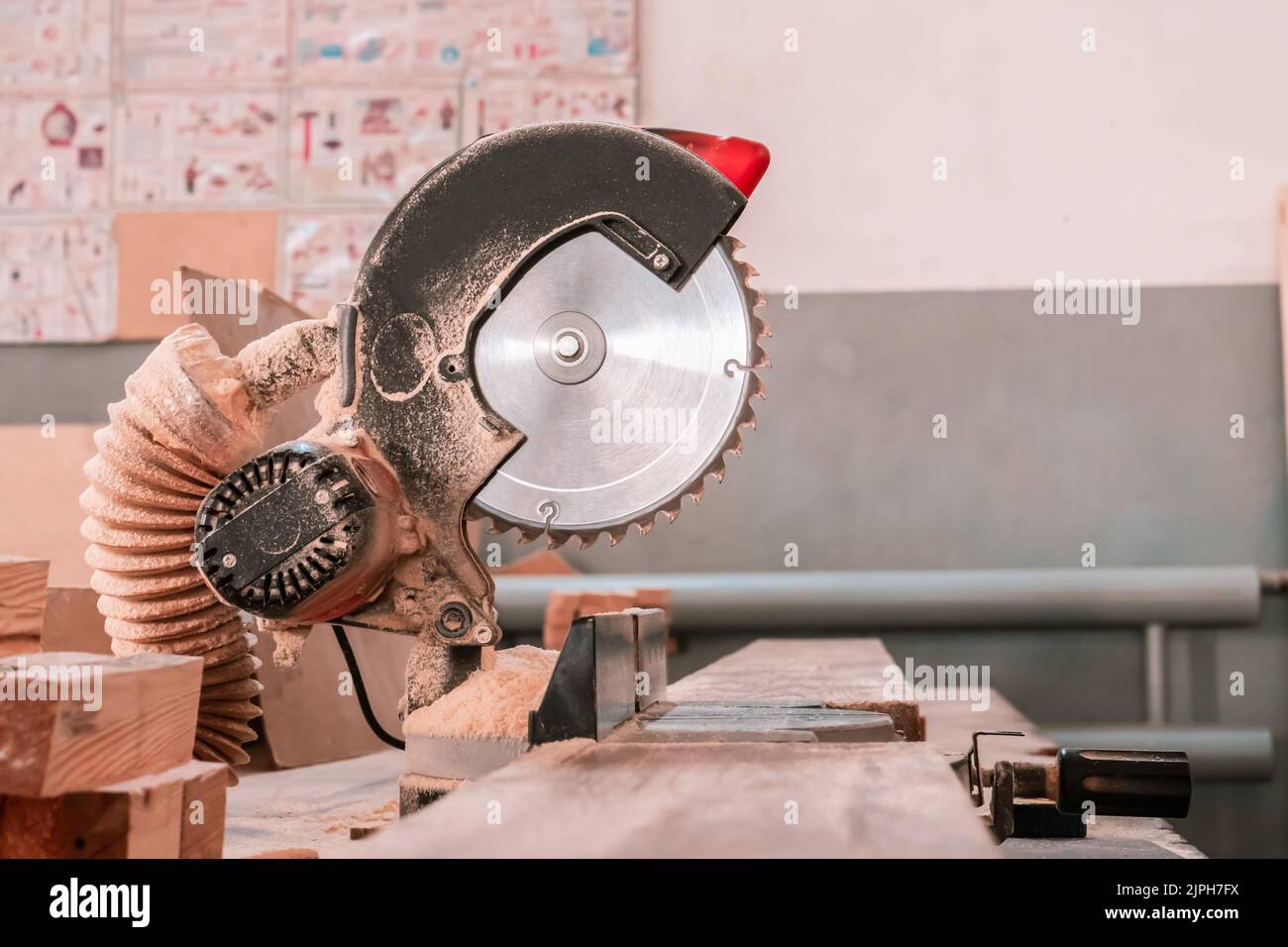 Scie à bois dans l'atelier pour la production de meubles. Scie circulaire à bois pour la coupe. Banque D'Images