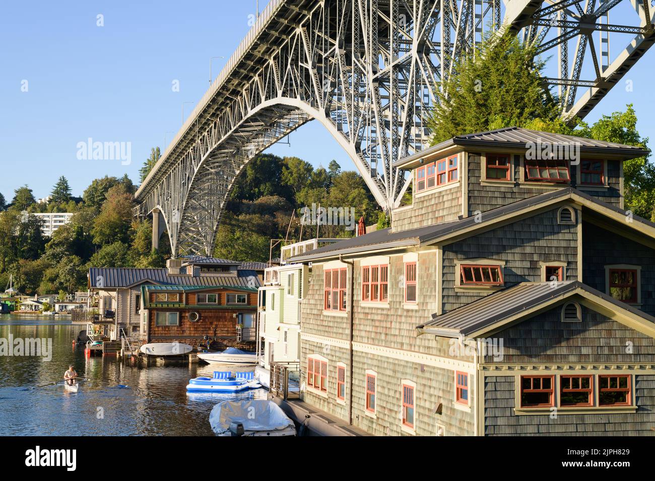 Seattle - 14 août 2022; le pont Aurora transporte la route 99 de l'État au-dessus des bateaux à Seattle avec rameur sur l'eau Banque D'Images