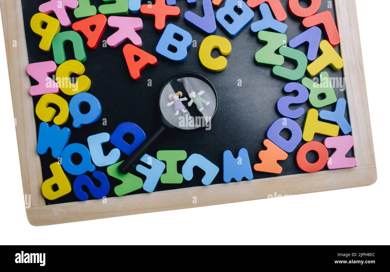Lettres en bois de couleur de l'alphabet anglais sur fond blanc, espace de copie Banque D'Images