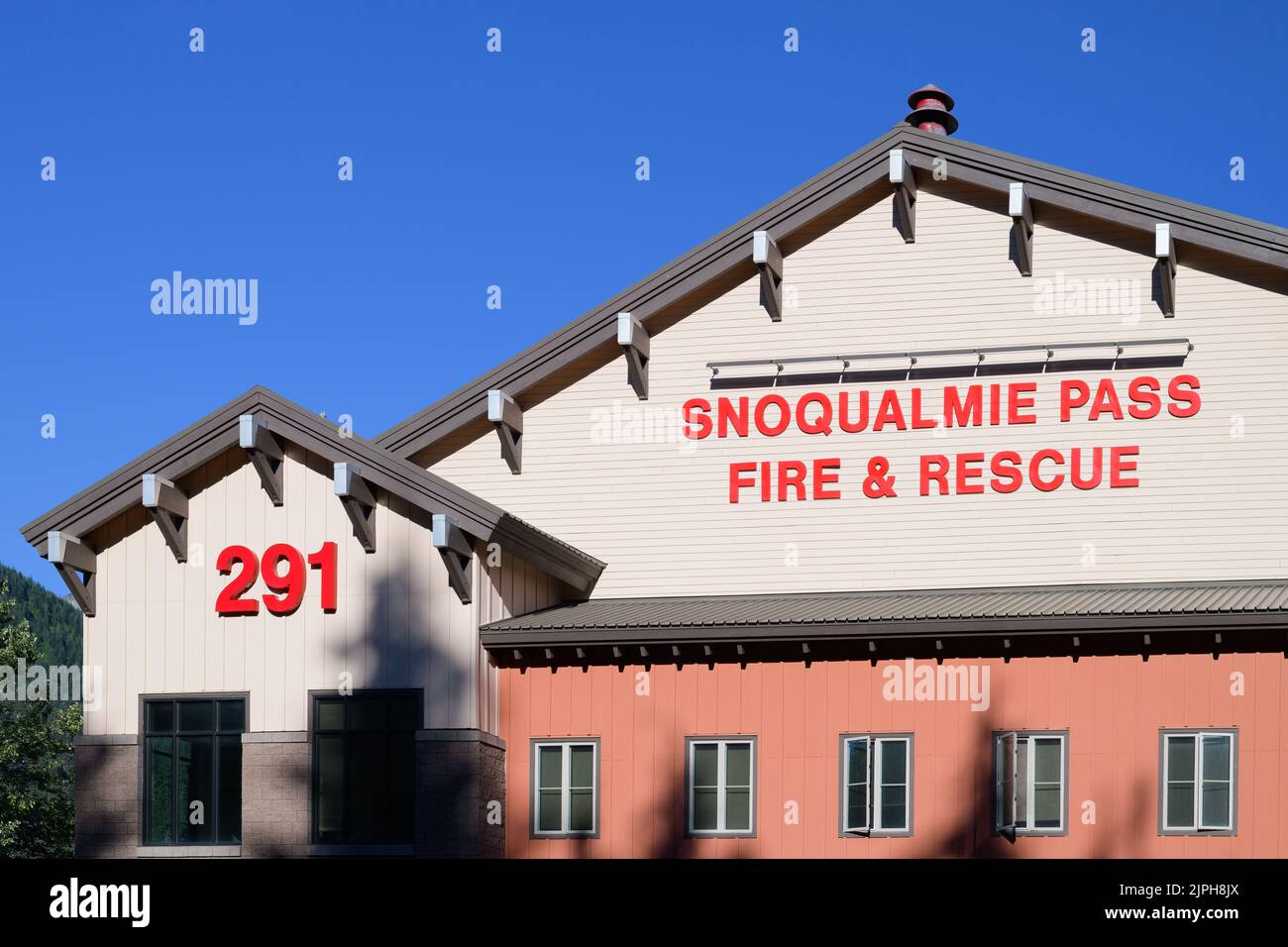 Snoqualmie Pass, WA, Etats-Unis - 15 août 2022; Snoqualmie Pass Fire and Rescue Station numéro 291 dans les montagnes Cascade Banque D'Images
