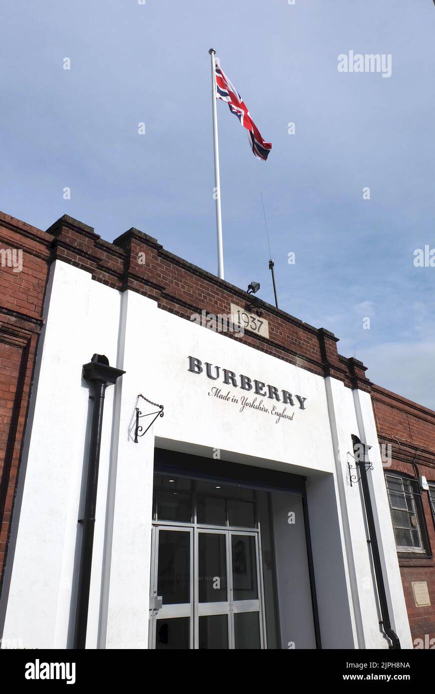 Castleford, West Yorkshire 2015: Entrée extérieure de l'usine de vêtements Burberry, construite en 1937, elle est l'un des principaux employeurs Banque D'Images