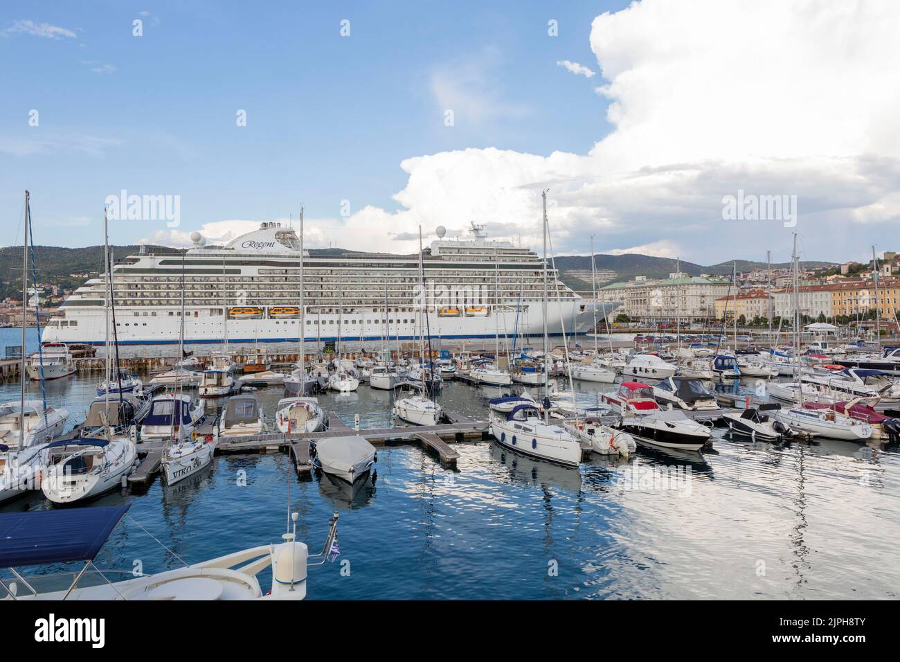 Bateau de croisière Regent The Seven Seas Explore in Harbour à Trieste, dans le nord de l'Italie Banque D'Images