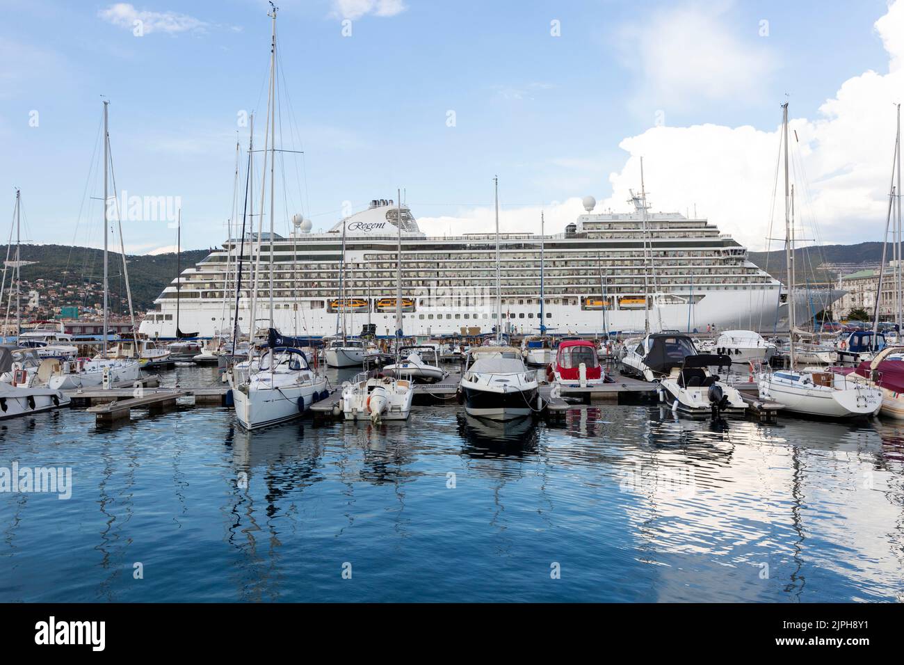 Bateau de croisière Regent The Seven Seas Explore in Harbour à Trieste, dans le nord de l'Italie Banque D'Images