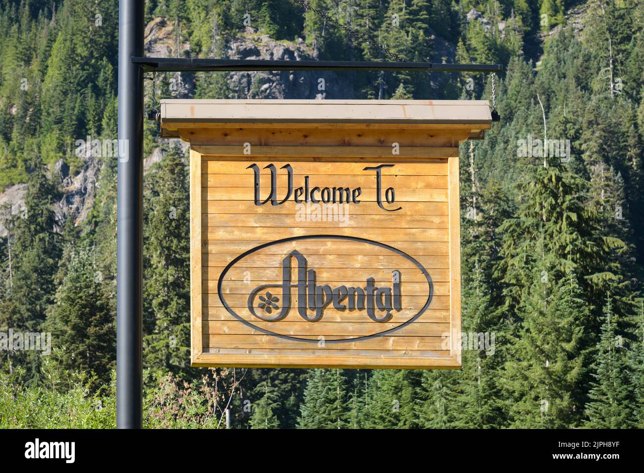 Snoqualmie Pass, WA, Etats-Unis - 15 août 2022 ; panneau Bienvenue sur le domaine skiable de l'Alpental suspendu sur le poteau Banque D'Images