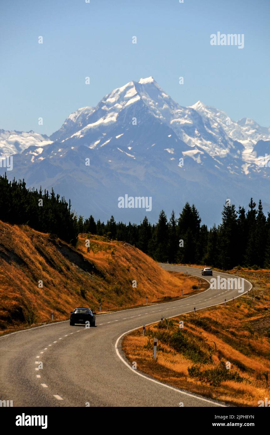 La State Highway 80, est décrite comme une route touristique dans Aoraki / Parc national du Mont Cook sur l'île du Sud en Nouvelle-Zélande. Dans la distance Banque D'Images