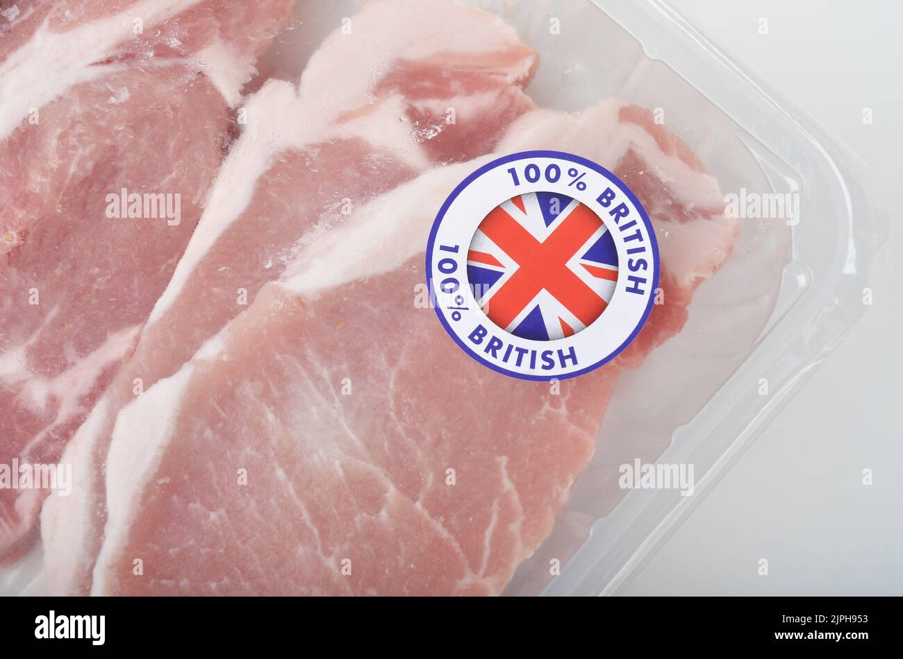 Steaks de longe de porc dans un emballage de vente au détail en plastique avec 100 % d'autocollant britannique Banque D'Images