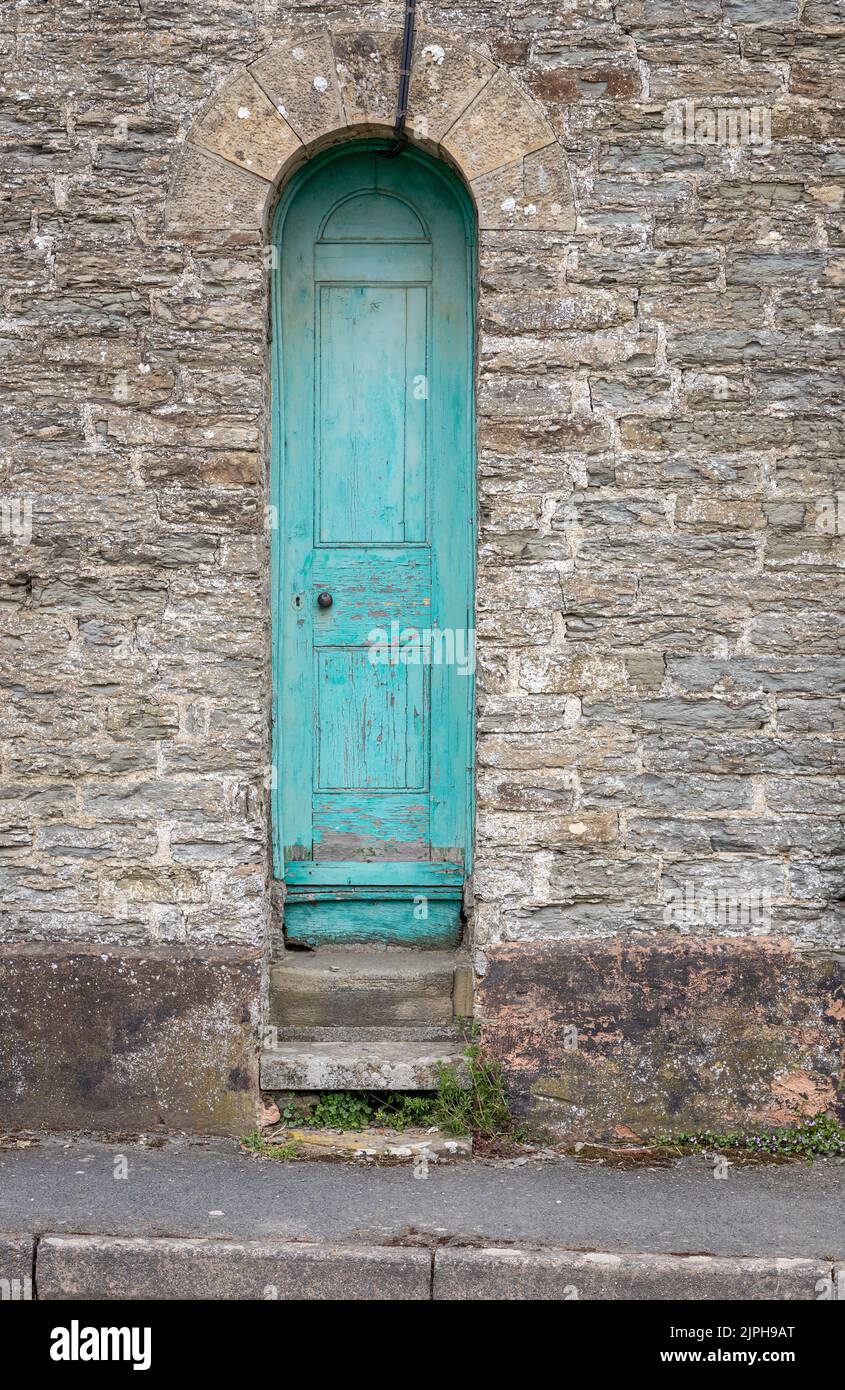 Porte latérale très étroite dans le mur en pierre de la chapelle baptiste à Evenjob, Powys Wales UK Banque D'Images
