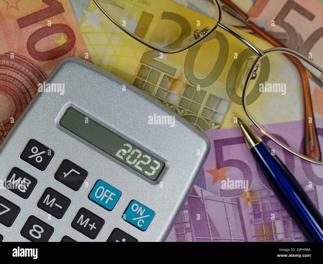 Calculatrice de poche affichant 2023 à l'écran Banque D'Images