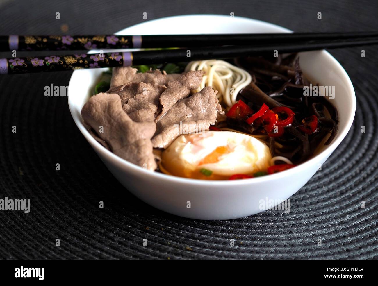 Tatsy Ramen avec du bœuf et des œufs Banque D'Images