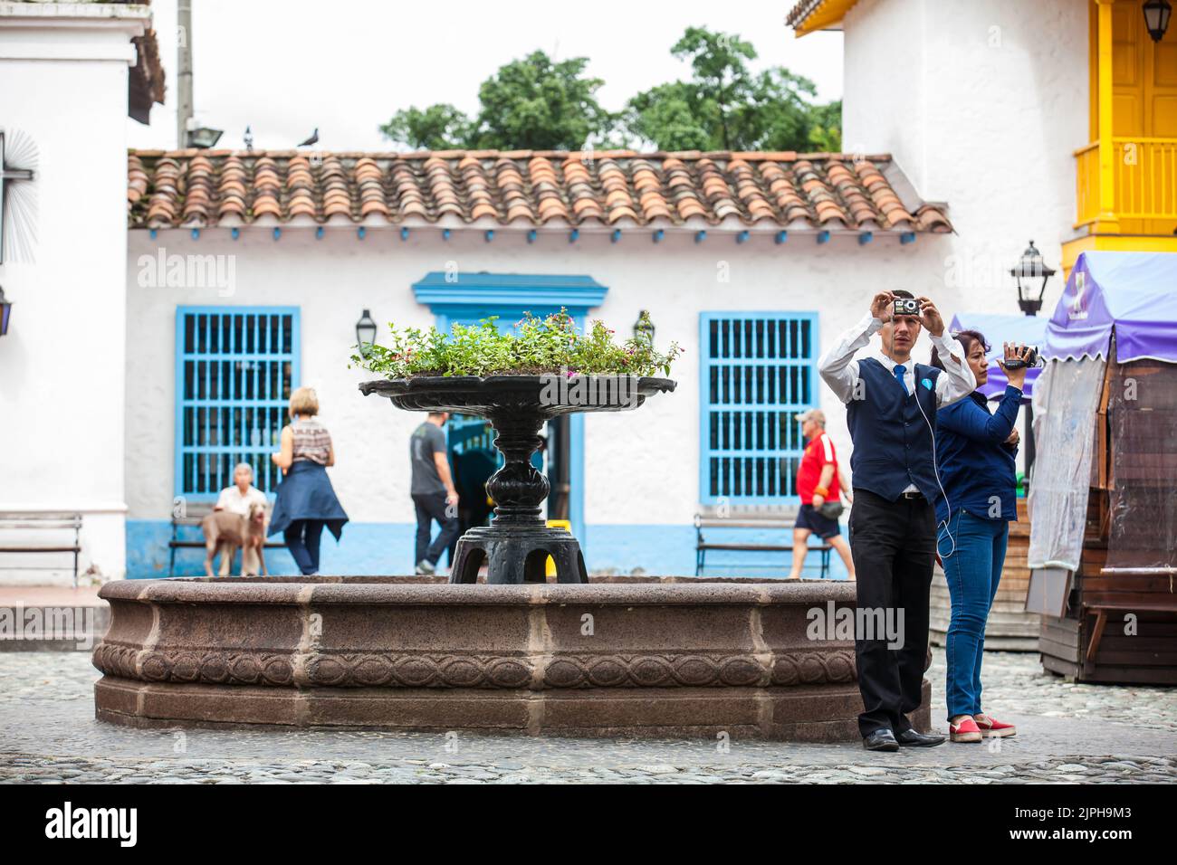 MEDELLIN, COLOMBIE - NOVEMBRE 2017 : les touristes prennent des photos et des vidéos au Pueblito Paisa de Medellin Banque D'Images