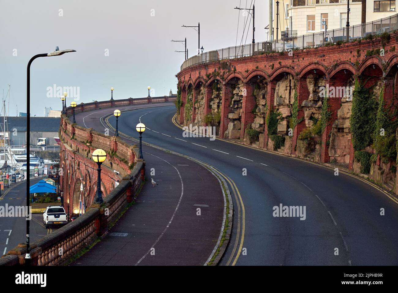 La route passant près des arches et des balustrades de Royal Parade à Ramsgate, Royaume-Uni Banque D'Images