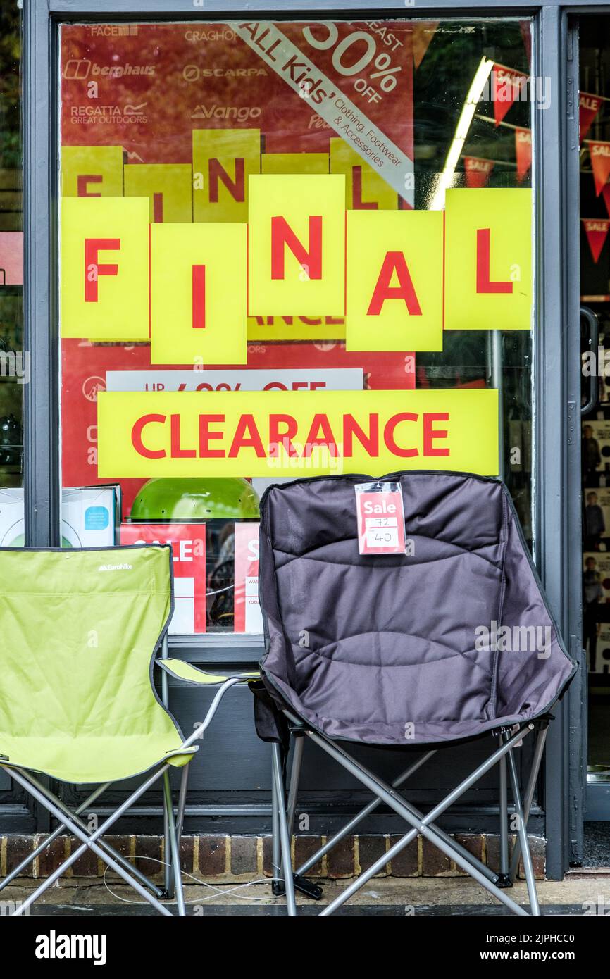 Dorking, Surrey Hills, Londres, Royaume-Uni, 18 août 2022, affiche ou affiche de liquidation de la dernière mise en stock des millets dans Une vitrine de High Street Shop pendant High Street Retail Banque D'Images