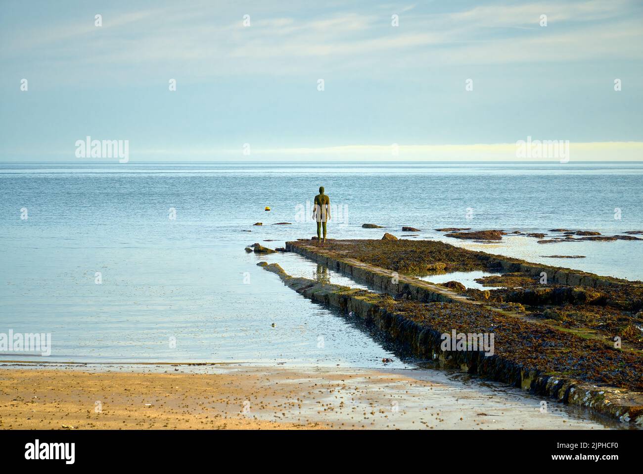 La sculpture d'Antony Gormley d'un corps humain, une autre fois XXI à Fulsam Rock Beach, Margate, Thanet Banque D'Images