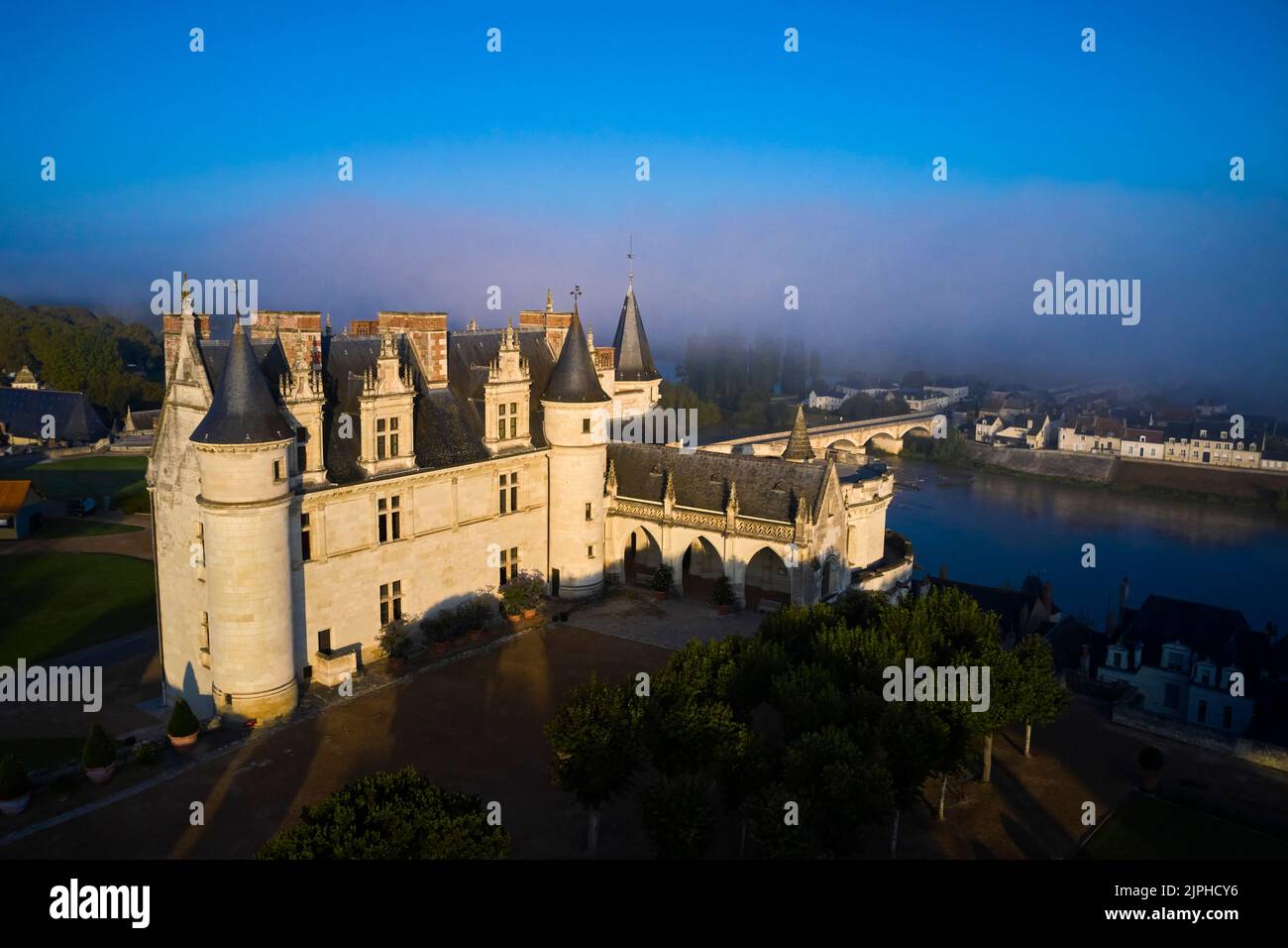 France, Indre-et-Loire, Amboise, Vallée de la Loire classée au patrimoine mondial de l'UNESCO, Châteaux de la Vallée de la Loire, château royal d'Amboise avec des gadens Banque D'Images