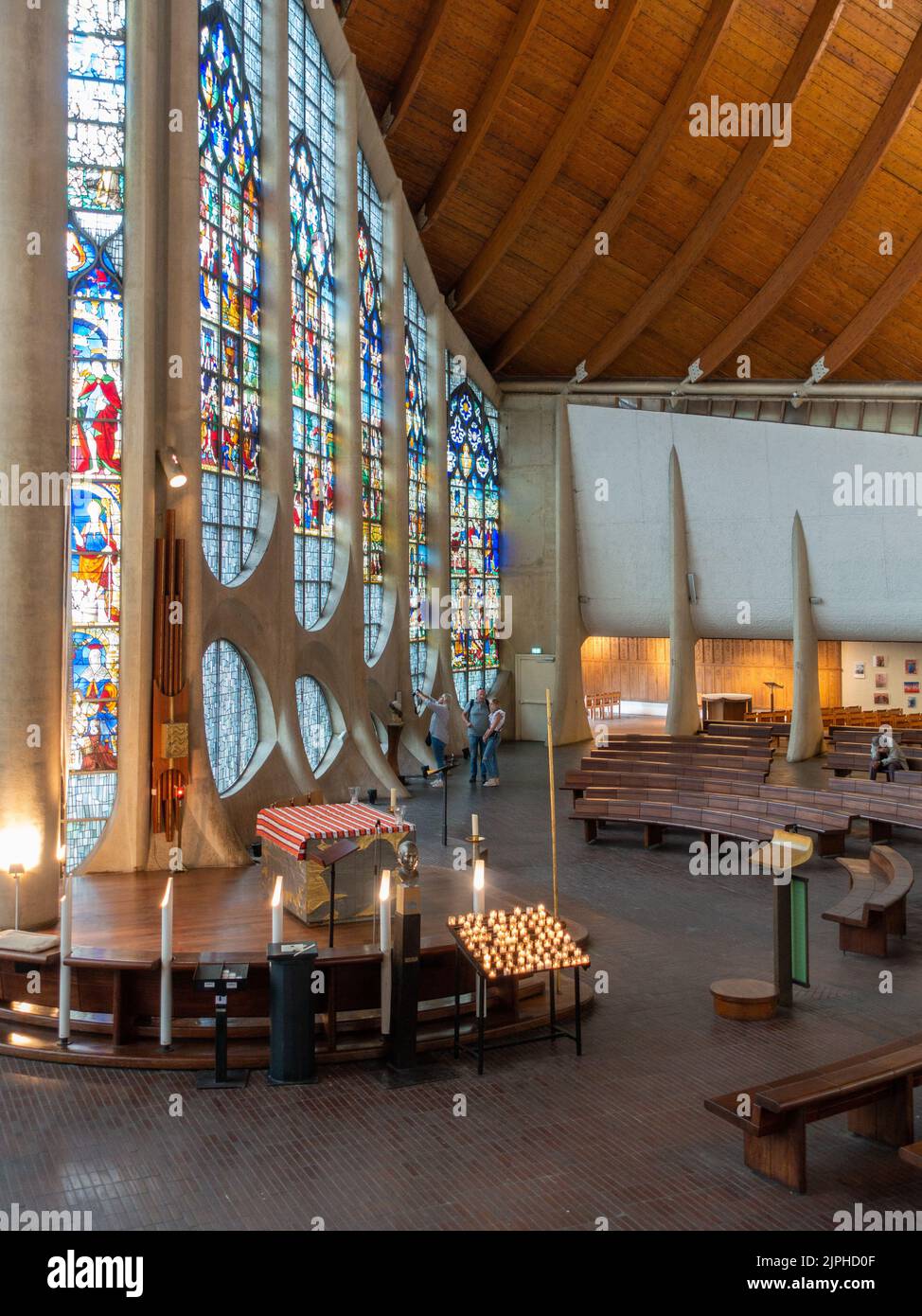 Photo de l'intérieur de l'église de Sainte Jeanne d'Arc (français : l'église Sainte-Jeanne-d'Arc) située à Rouen, ville de la norhtern France Banque D'Images