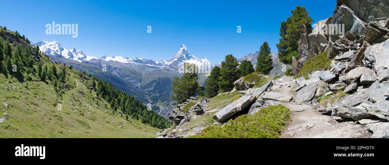 Le panorama des alpes suisses de walliser avec le sommet du Cervin au-dessus de la vallée du Mattertal. Banque D'Images
