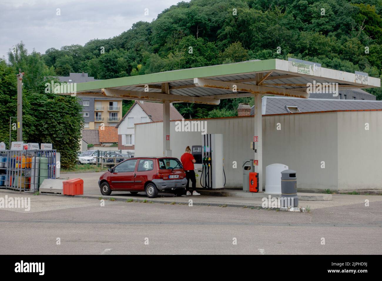 Une station-service dans une petite ville française Banque D'Images