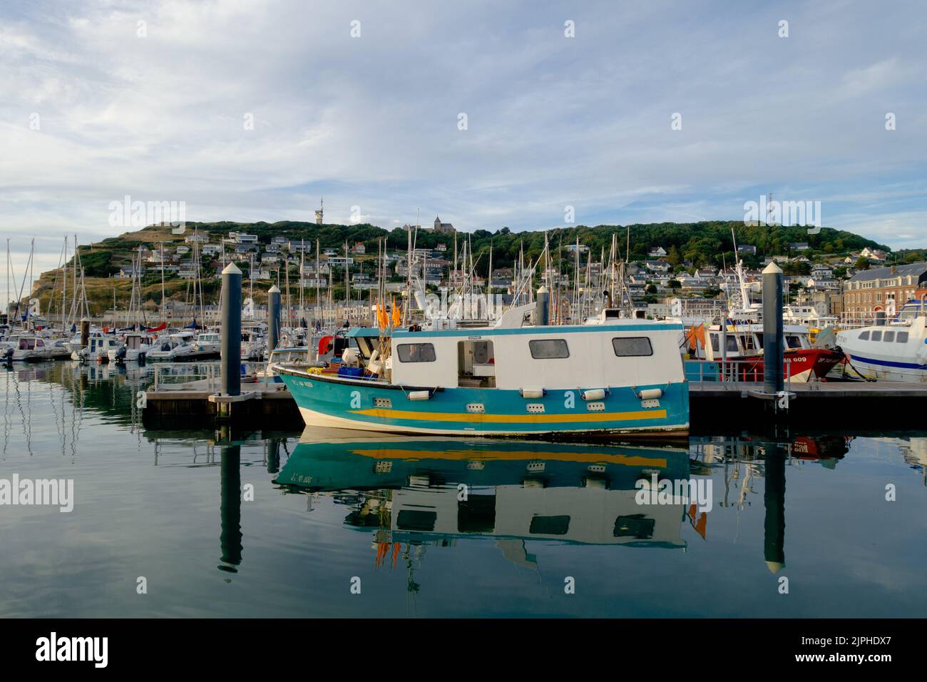 Un bateau amarré dans le port de la ville française de Fécamp Banque D'Images