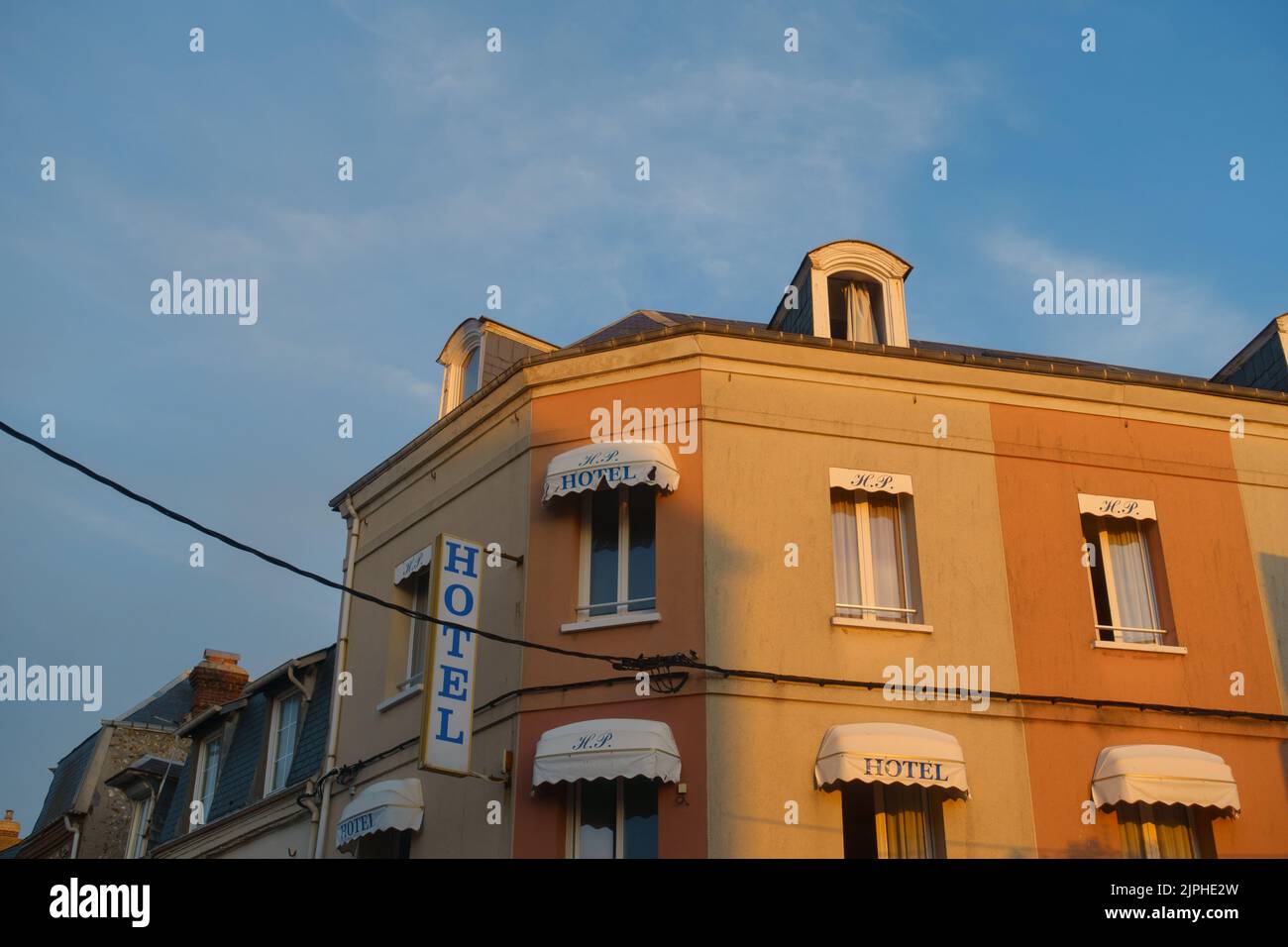 Image de la façade orange d'un hôtel français Banque D'Images