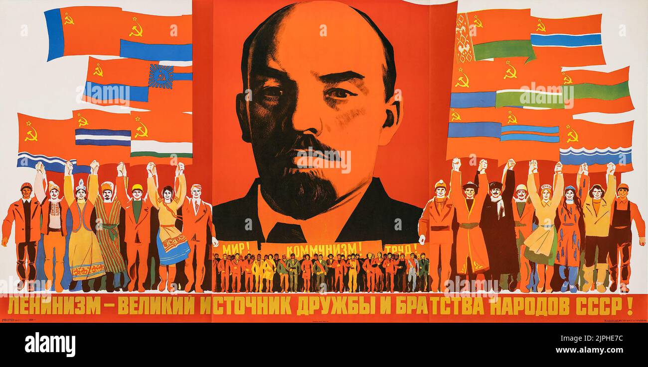 Propagande soviétique (1979). Affiche russe feat. Vladimir Lenin - drapeaux de marteau et de faucille. Banque D'Images